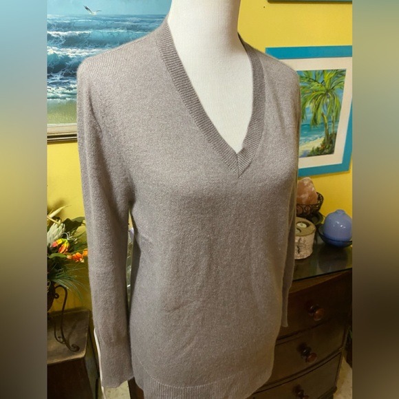 Cashmere Long Sleeve V-Neck Sweater Top - Picture 5 of 8
